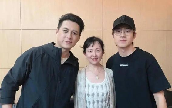 画面中的靳东身高修伟，目若朗星，神仪明秀；戴着帽子与眼镜的刘昊然目光炯炯，胖瘦适