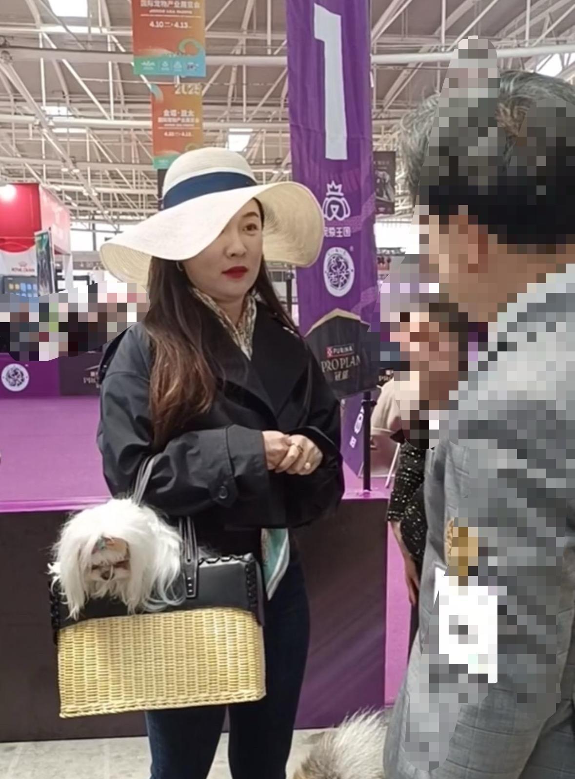 看到霍思燕眼纹的那一刻，我突然懂了什么叫高级美。她后台拿自己手机给粉丝拍照，皱