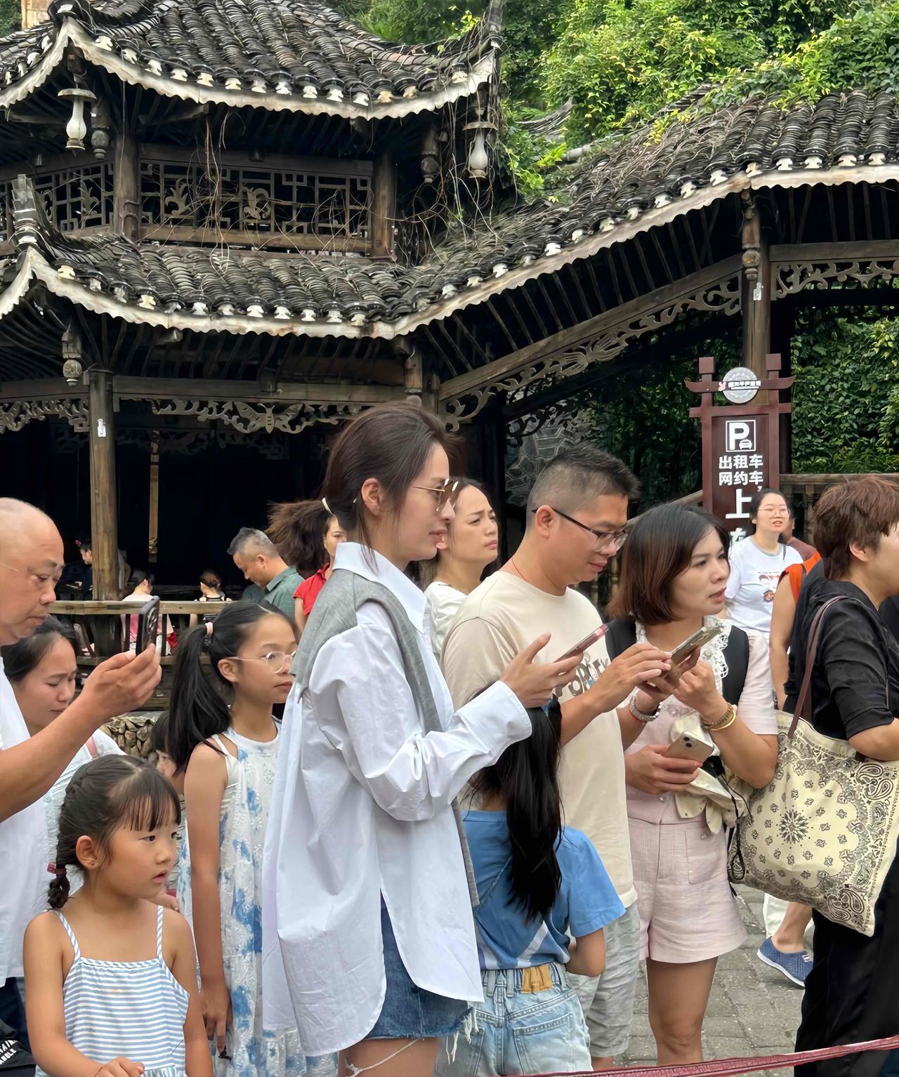 8月6日，有位小姐姐在贵州偶遇颖儿，她现身某景区的画面。颖儿扎着辫子，戴着墨镜