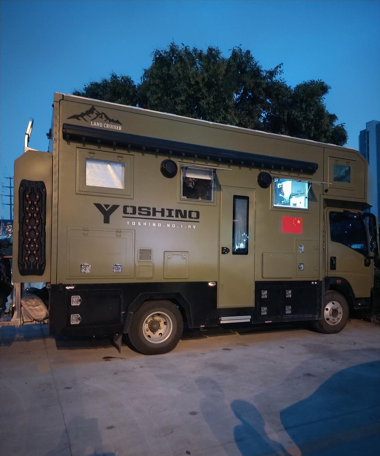 晚上出去散步，在家附近的菜市场看到一辆房车，停在菜市场门口。看了一下车牌号，写