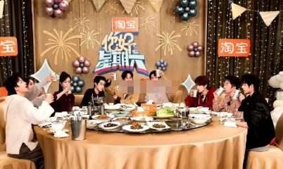 好六团建，孟子义挨着王鹤棣刚坐下，全场起哄，李雪琴一个眼神递过去，瞬间安静。​