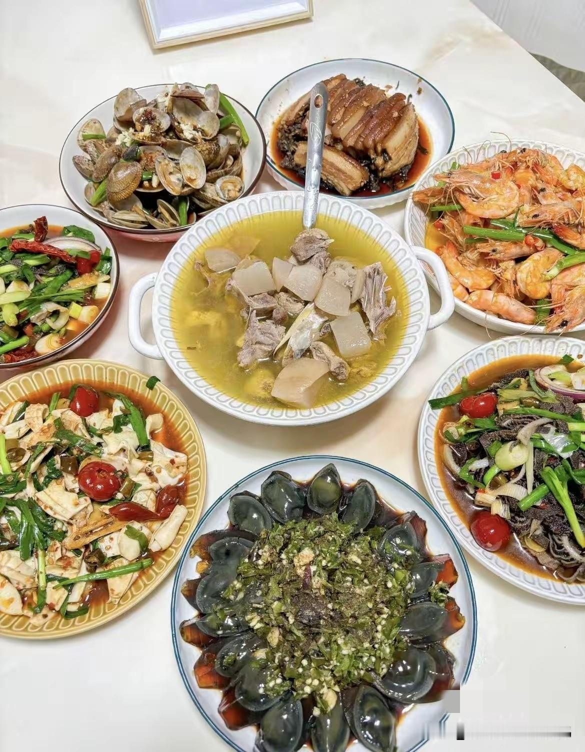 昨天去儿子家，一推开门我血压都上来了！餐桌上好几个菜大虾，扣肉，花甲，皮蛋还炖了