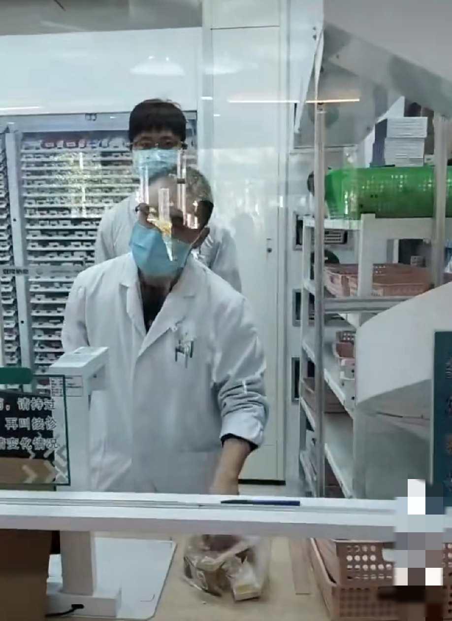 广东江门，网友发视频称:江门人民医院，一个老人家拿了800块的药，一袋需放冰箱，