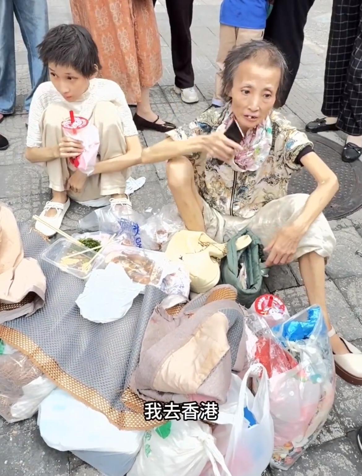 网友在无锡街头遇到瘦到皮包骨的母女，女子自称从香港回无锡定居，两人看起来营养严重