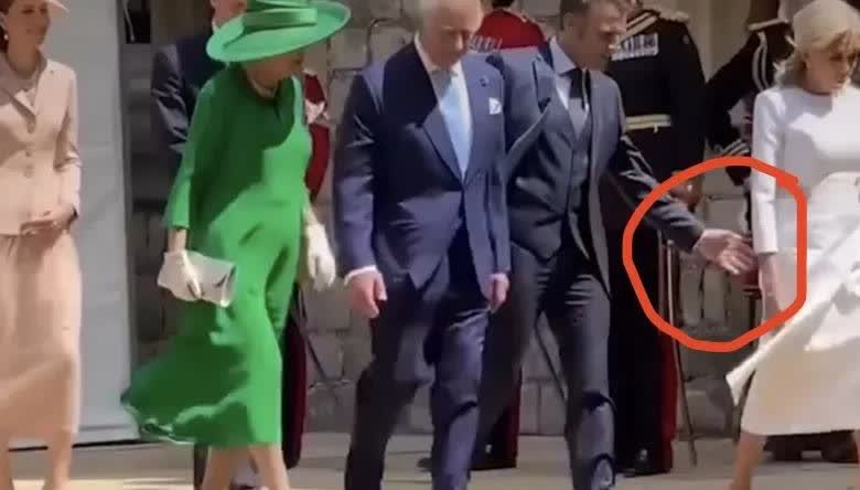 马克龙，带着夫人去英国，结果又尴尬了！夫妻俩跟英国国王和王后，原本是并排走的，布