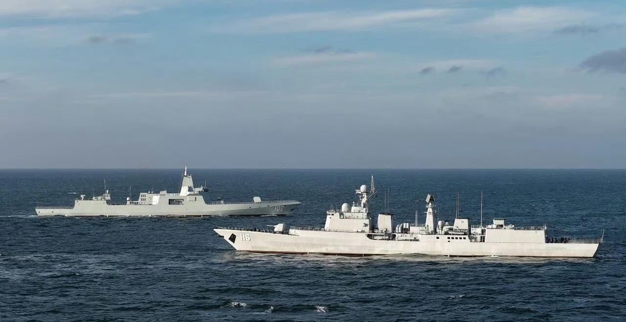 055万吨大驱和051C驱逐舰同框，你们猜051C驱逐舰上的官兵心里在想什么？