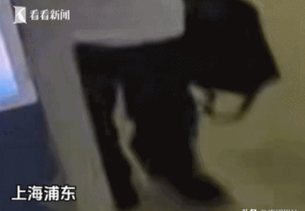 上海一名年轻男子居住在女友家中，留意到楼栋不少住户习惯将网购的快递临时摆放在自家