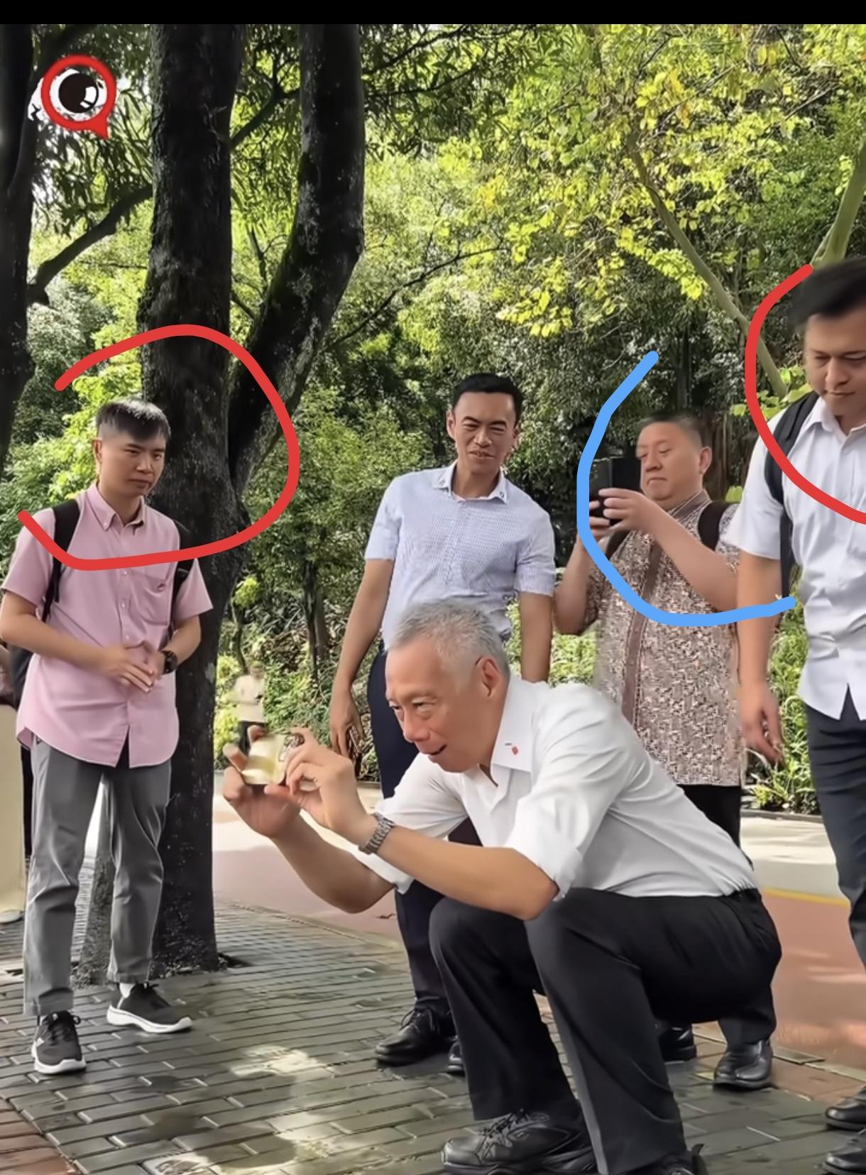 李显龙从新加坡总理职位退下来当资政，可以走走看看。都知道他喜欢摄影，单反怎么没带
