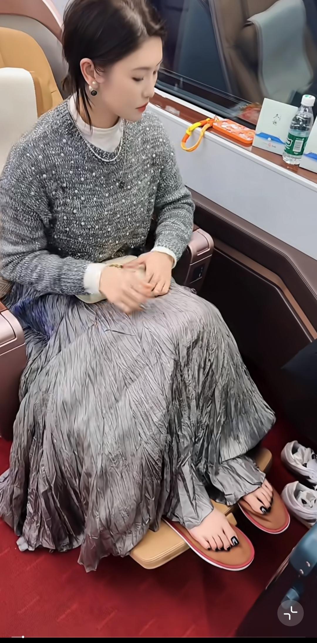 脚丫子真好看，就是有点拇指外翻。