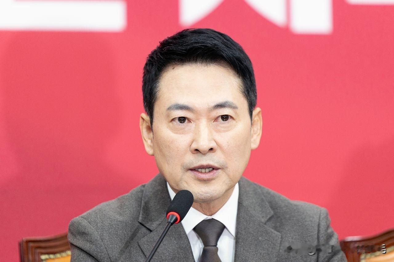 韩国国民力量党党首张东赫在开除前党首韩东勋党籍后开始摒弃拉拢中间派的思路，将党务