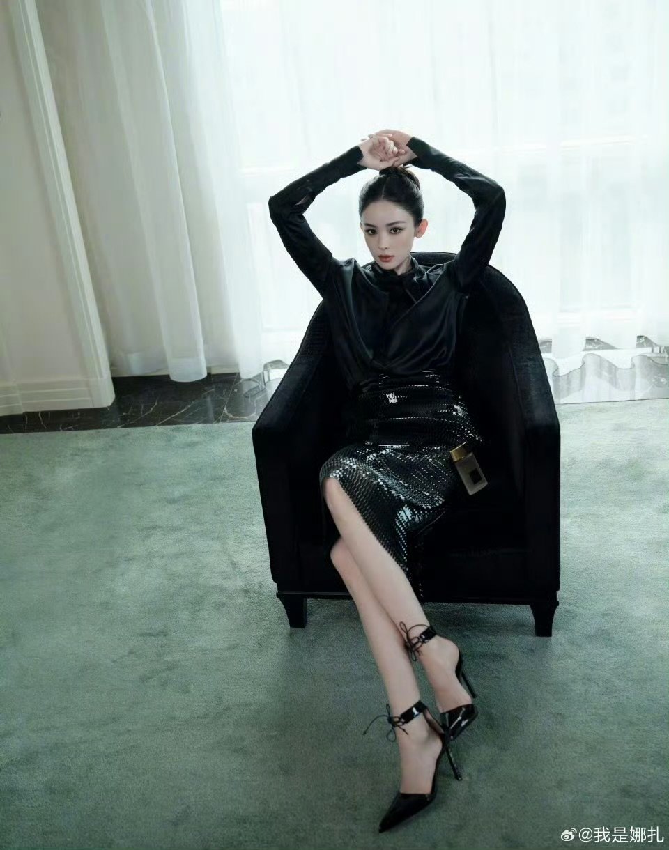 娜扎今日look娜扎穿上黑色蛇皮裙又美又攻，冷艳气质扑面而来，造型直接封神。娜