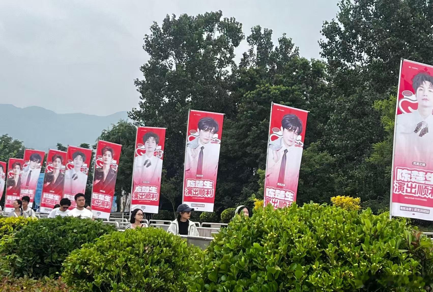 这个陈楚生帅得很权威～来看你学长图cr三三小旁友陈楚生连岛音乐节
