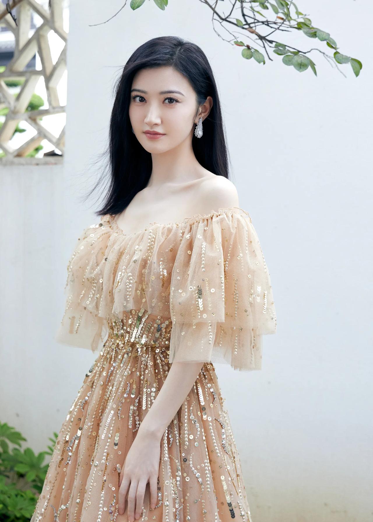 景甜这套香槟色礼服真的美到心坎。露肩设计温柔显瘦，满身亮片闪闪发亮，这种仙气礼