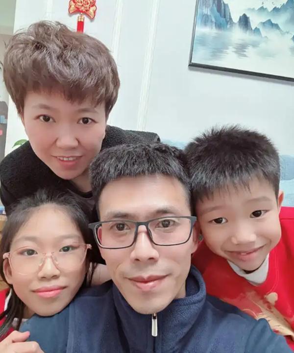 于鹤真、许鹤丹结婚十四年，象牙婚快乐！于鹤真是郭德纲鹤字科徒弟。许鹤丹有字，但没