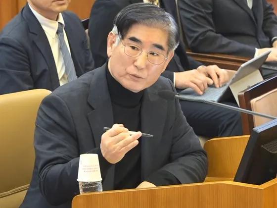 果然，前防长金龙显被保释。法院说是检察机关的意思，检察机关说是法院批准。检察