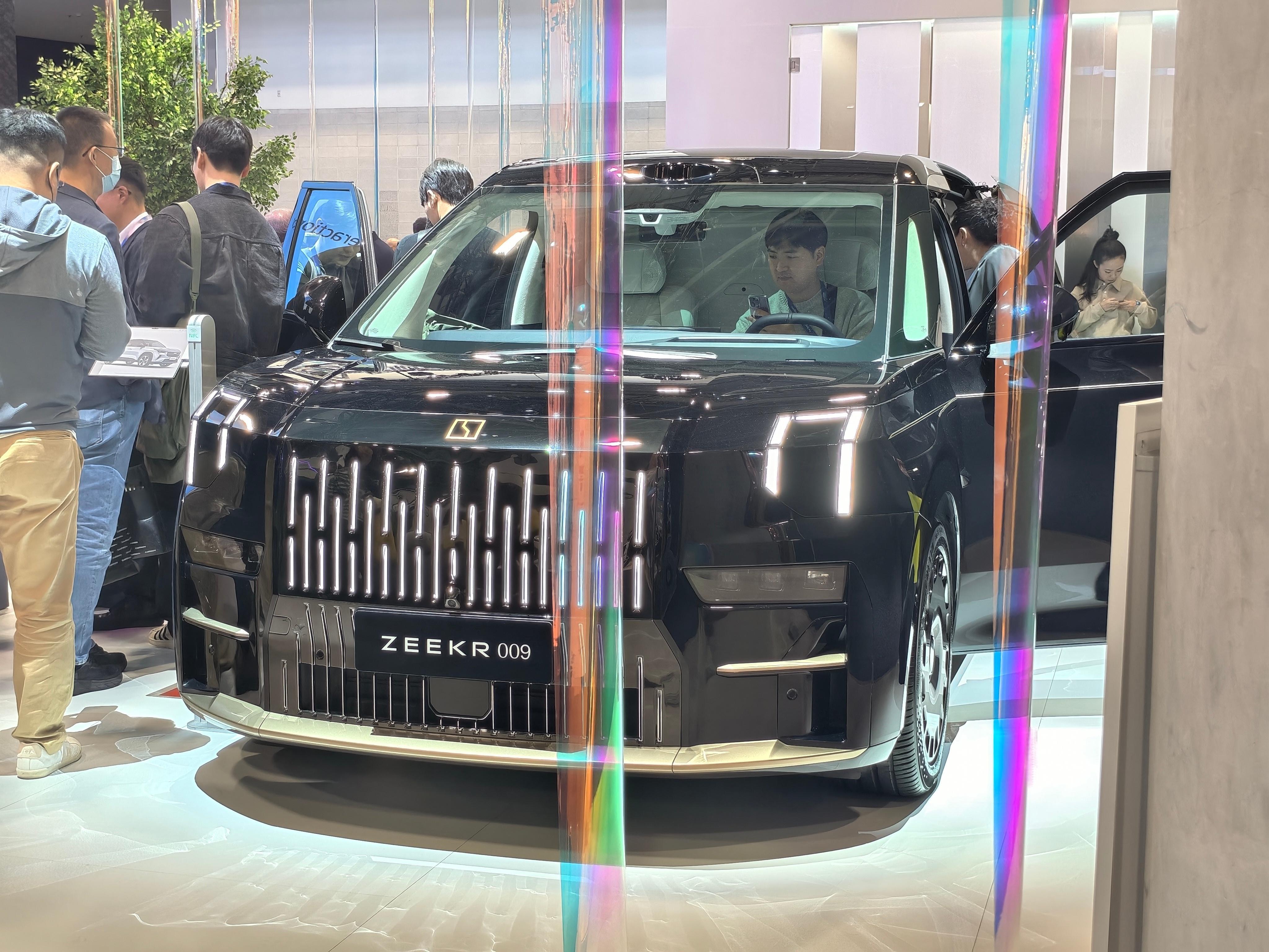 车上的老外在拍极氪9X和009光辉，车下的我在拍老外。他们为啥对这俩车这