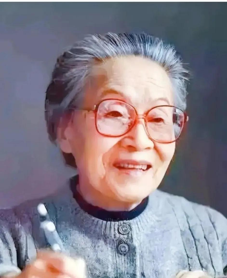 杨绛先生说：“当你试着不理一个人的时候，其实你的内心，已经受伤很深了。”人在