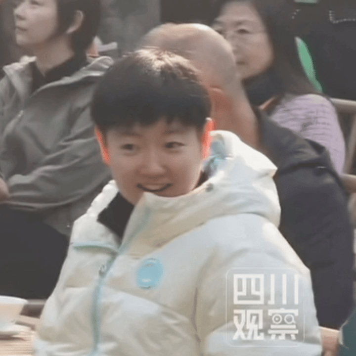 莎莎的人气太高了吧？旁边球迷都哭了！今天国乒在成都武侯祠参加群众活动，莎莎边喝
