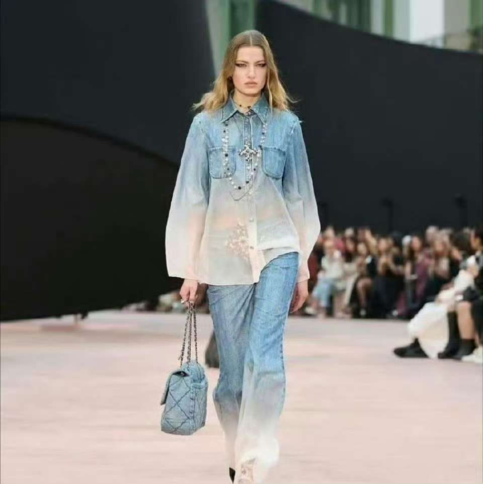 香奈儿这衣服超神奇，上牛仔下纱竟然无缝合痕迹，咋做到的。。