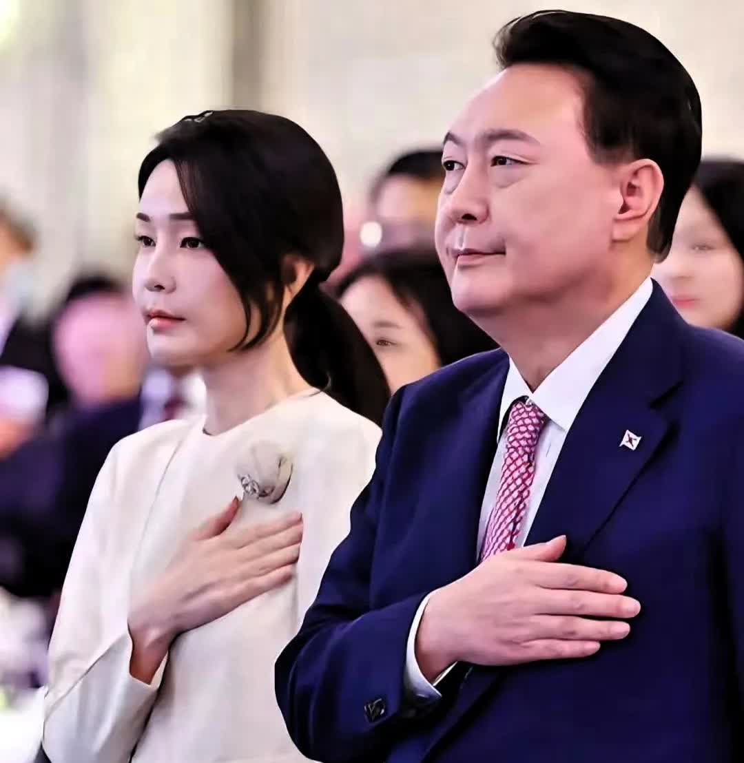 韩国又传来消息！7月30日，韩国政坛真炸锅了！调查前第一夫人金建希的"金