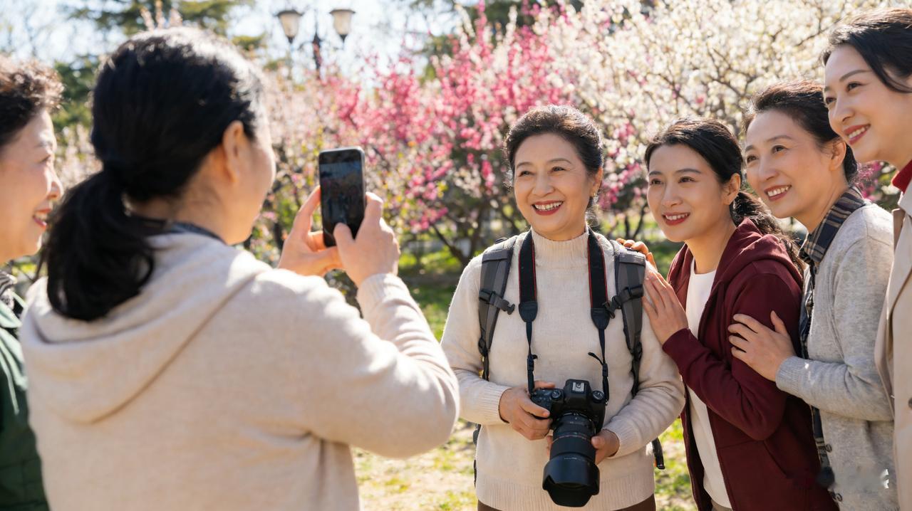我最近发现一个特别有意思的现象：那些越老越舒服的女人，几乎都有一个共同点——不