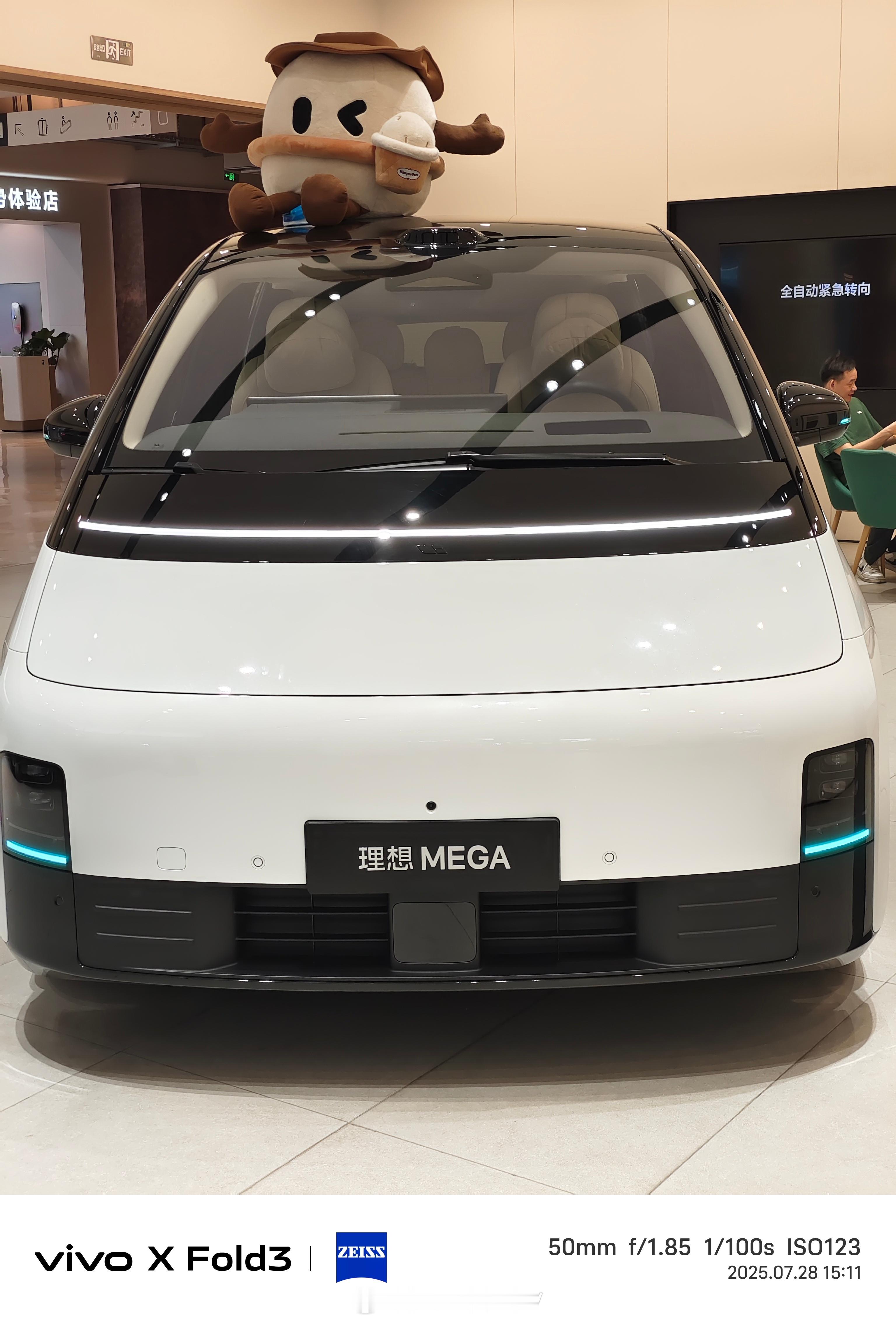 理想MEGA销量慢慢上升了，还是很不容易啊，李想还是很能坚持的，换作其它车企，经
