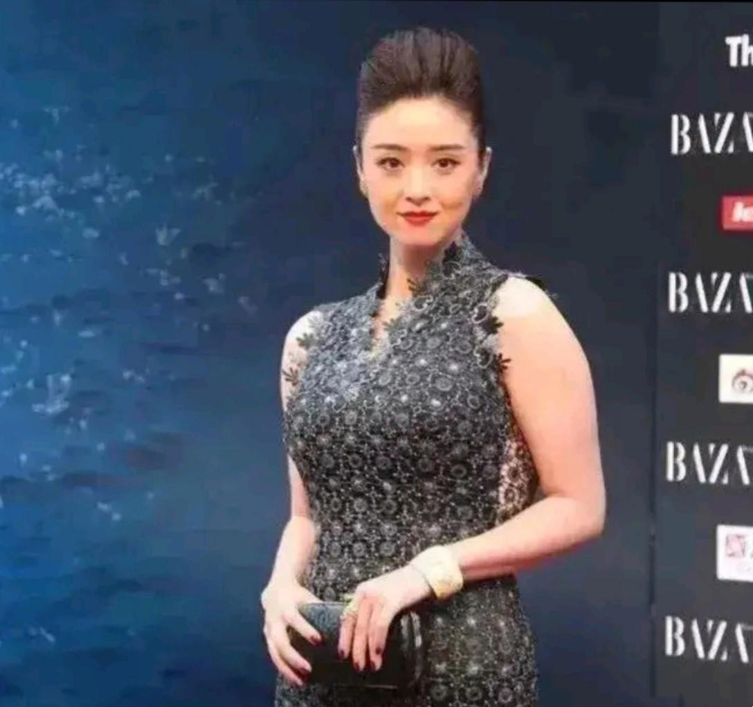 蒋欣的脸真小真上镜，就是身材膀大腰圆的