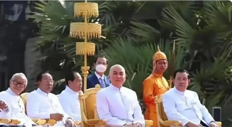 洪森想取代国王的心有多强烈？平日里，公众场合都敢跟国王西哈莫尼平起平坐，气场超强