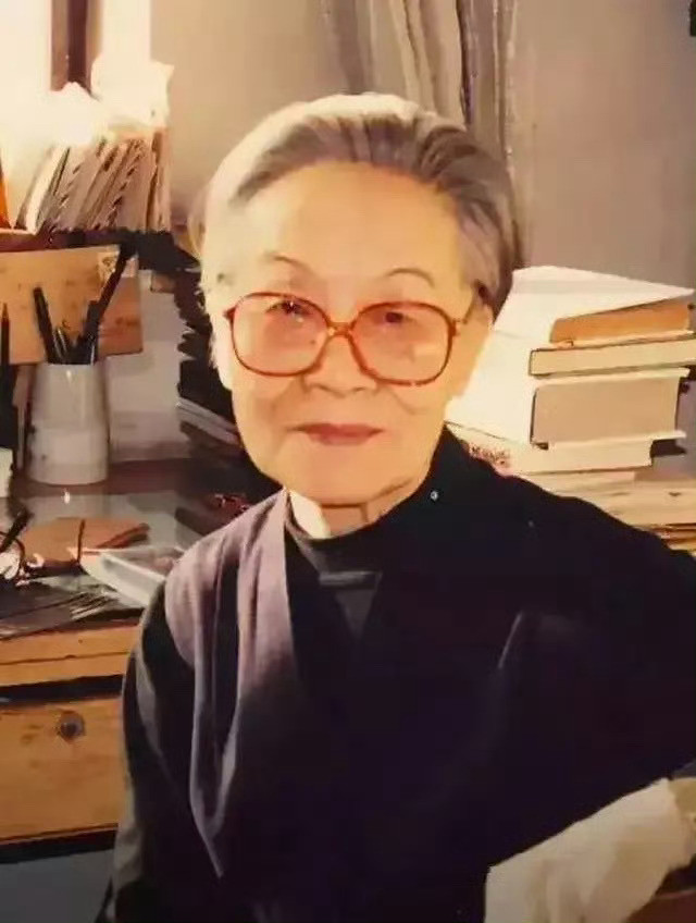 杨绛先生说过一句话：“上苍不会让所有幸福集中到某个人身上，得到了爱情未必拥有金钱