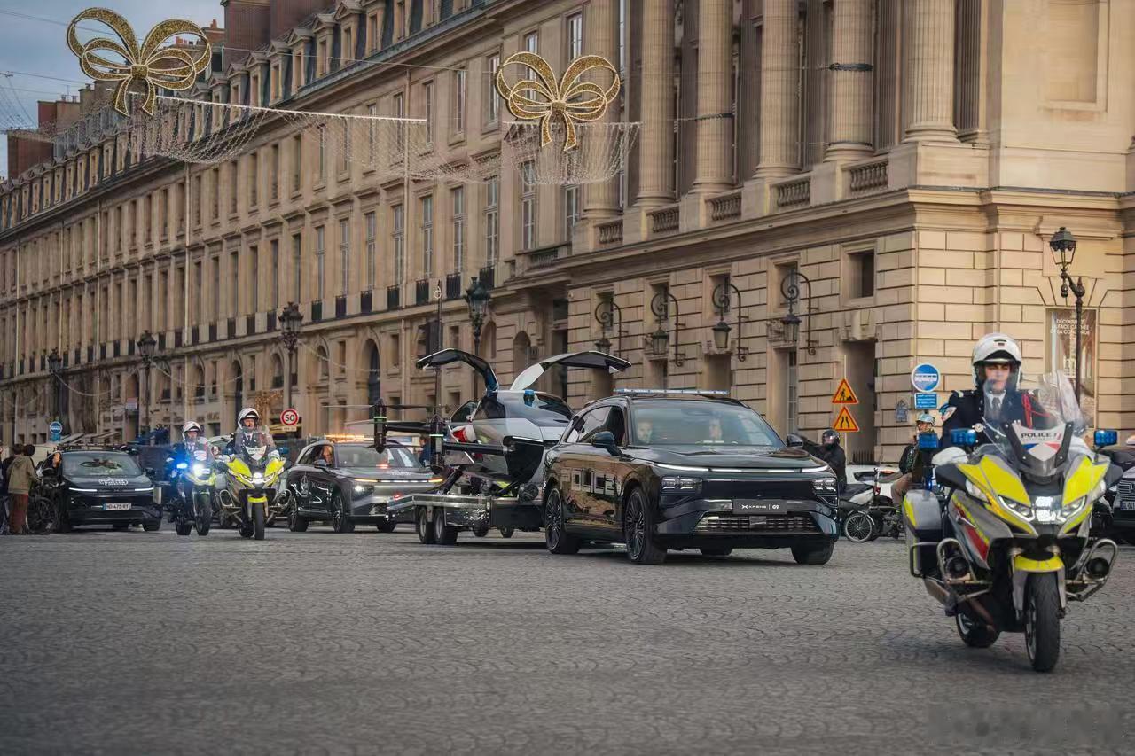 超级显眼包！在巴黎的市中心，警用摩托开道，G9拉着飞行器X2，载着旁边跟着G6，