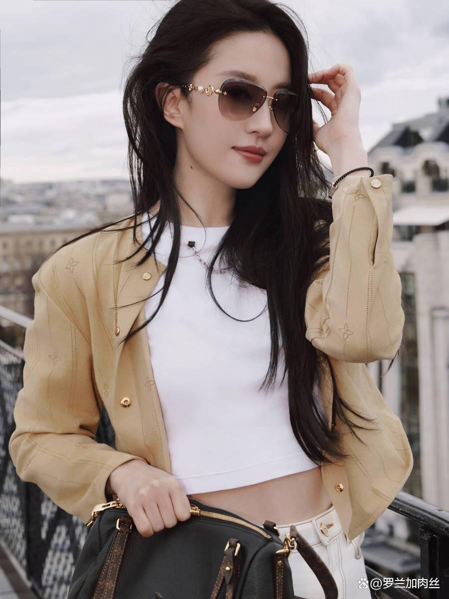 刘亦菲在社交平台上晒出一组巴黎随拍美照。她轻松自在，充满了一种自然的松弛感。她戴