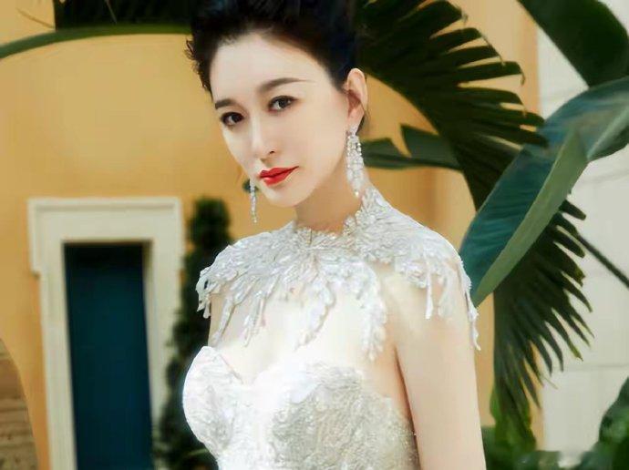 李小冉的胸，闫妮的腿，殷桃的腰，性感起来迷死人​​​