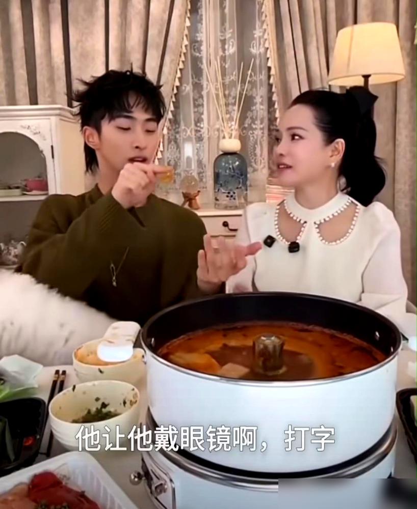 伊能静直播间一声叹气，说儿子发信息给庾澄庆总没回信。你是不是瞬间觉得，这爹当得有