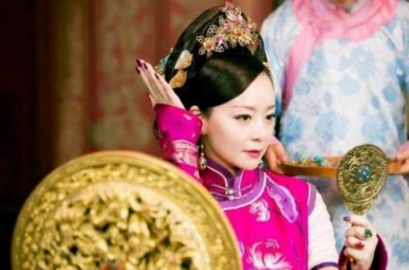 1722年，雍正给14岁乾隆配了宫女，照顾他的饮食起居。但乾隆偷偷私幸了宫女，还