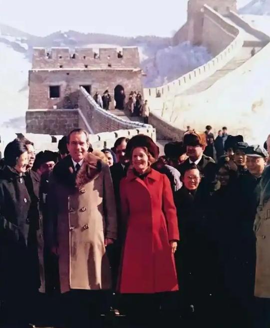 近些年，几乎每一位美国总统访问中国，都要去爬长城，从尼克松开始，好像形成了惯例。