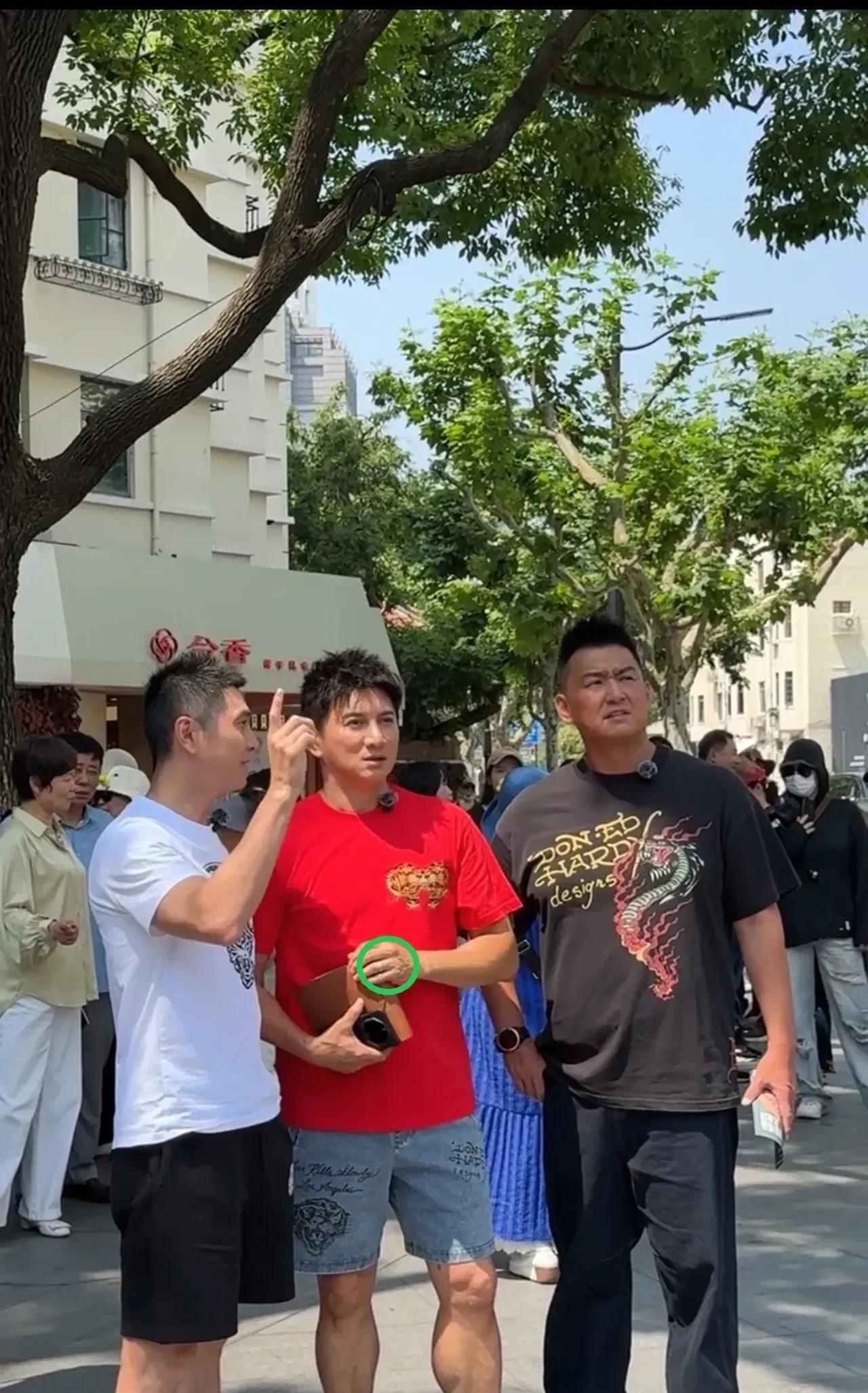 在上海街头偶遇54岁吴奇隆！本人帅到不敢认这状态哪像年过半百分明是30岁鲜