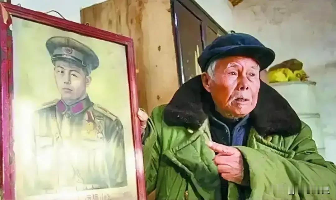 1969年，河南某部队的师政委借宿在一户农民家。晚上，他端着碗，看老乡家实在穷，
