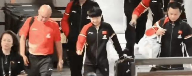 看着莎莎走路一瘸一拐的真让人心疼，肖指导、coco、翔哥和德华一路陪伴莎莎返回酒