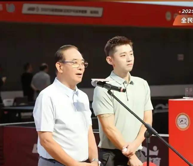 杭州临安体育中心热闹坏了！蔡振华顶着满头白发特意赶来，张继科一见到恩师，立马弯腰
