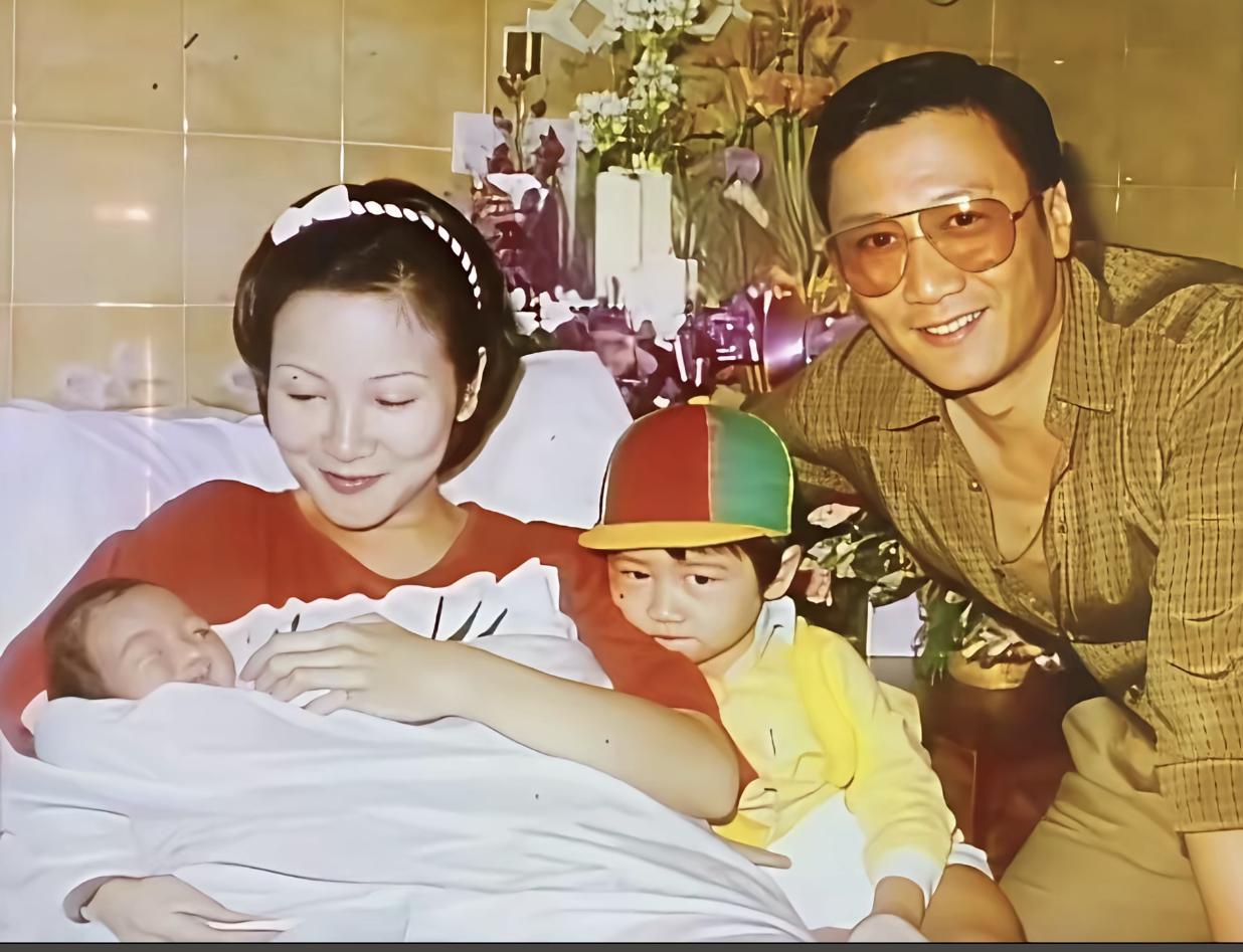 当年狄波拉生下女儿谢婷婷，谢贤带着儿子谢霆锋到医院探望，留下了这张温馨的合影。