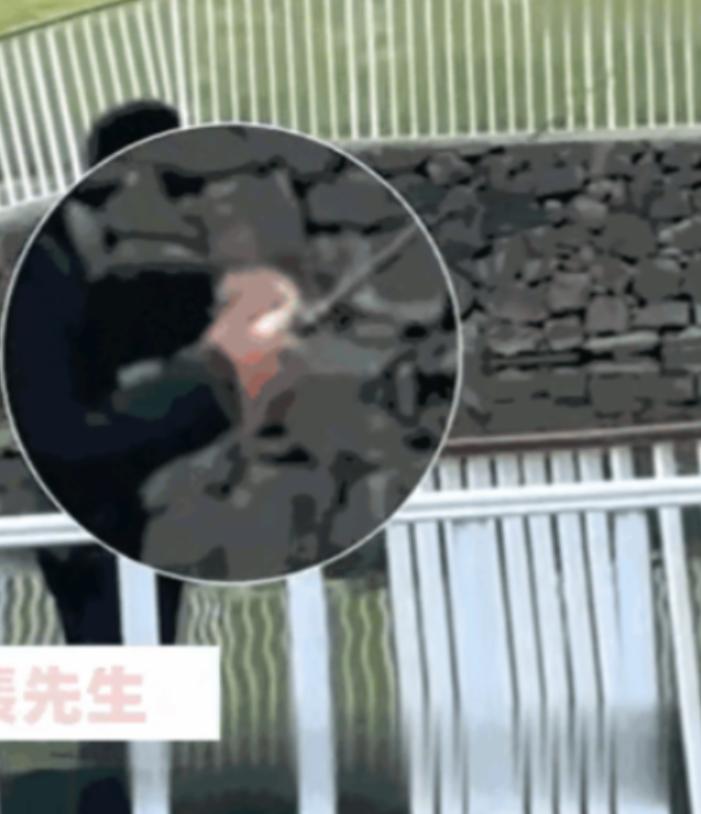 “这就是命啊！”2025年6月，浙江舟山，一位男子和妻子拍婚纱照时，趁着妻子换衣