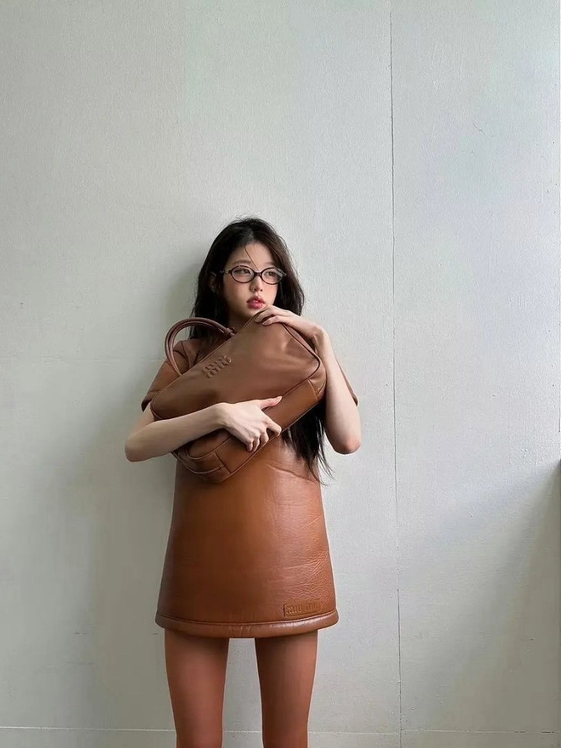 张元英的顶流不是白得的，就这样的蟑螂服，她都能给穿的这么美