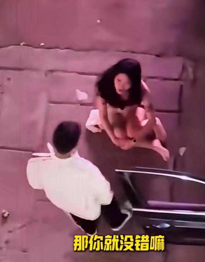 男子才离开半小时，女友就火速往家里带别的男人，当场被抓了现行。男生没多废话，直