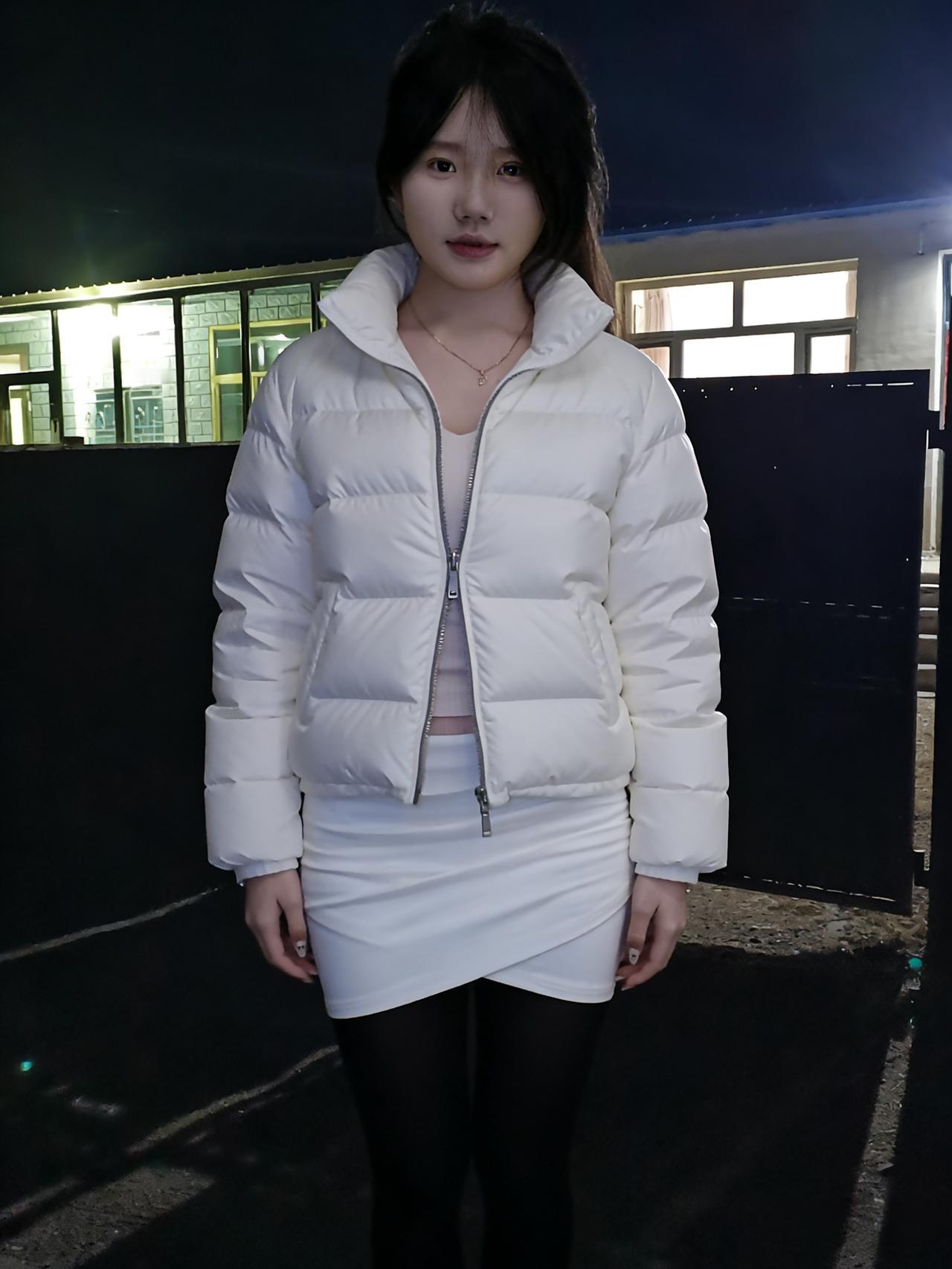 十里寒宵灯影摇，佳人玉立胜琼瑶。白裘裹住冬风冷，留得清眸照寂寥。