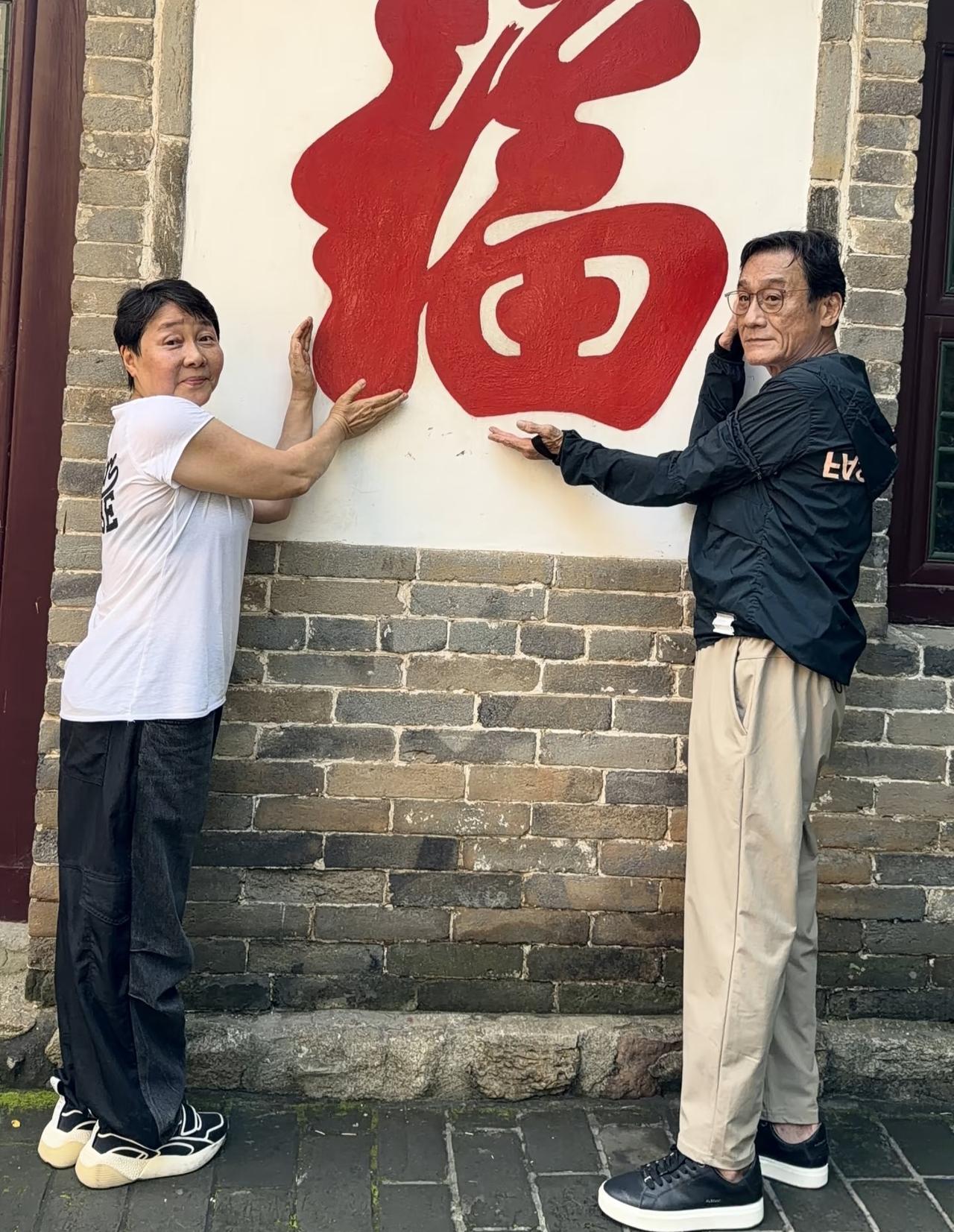 68岁梁家辉和老婆江嘉年现身大孤山祈福。江嘉年罕见露面，形象变化好大！她留起了短