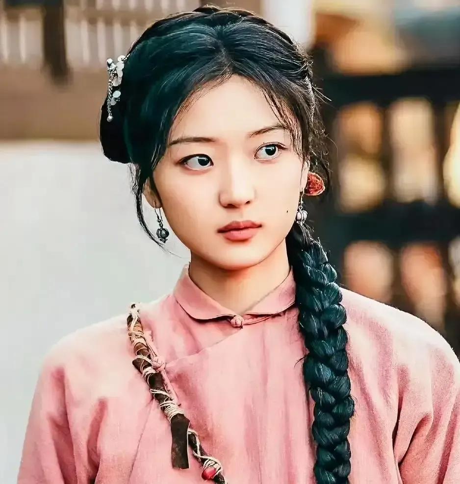 孙千穿起旗装演《大生意人》被弹幕集体劝退，我追到第八集也弃了。她现代剧那股子野