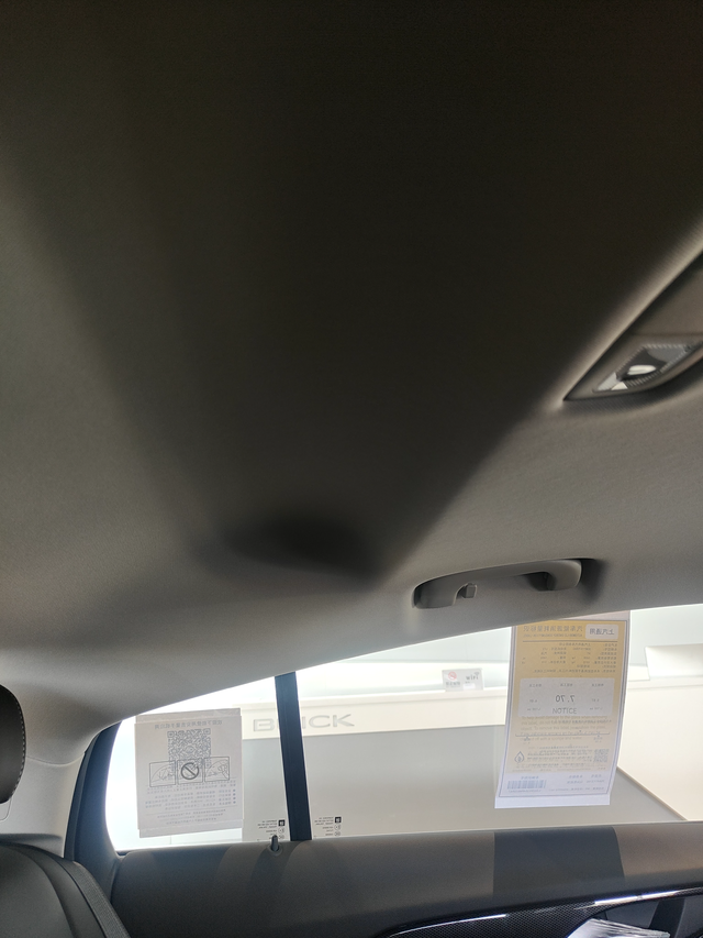 还是推荐新君威都说新君威只换了外观，没有改内饰，今天溜达着看了下，内饰还是改了