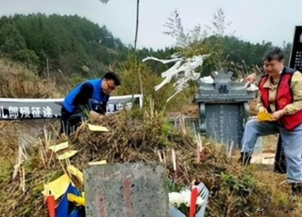 贵州女子给母亲扫墓，发现不远处的孤坟长满了荒草，出于善意，女子将坟墓清理了一番，