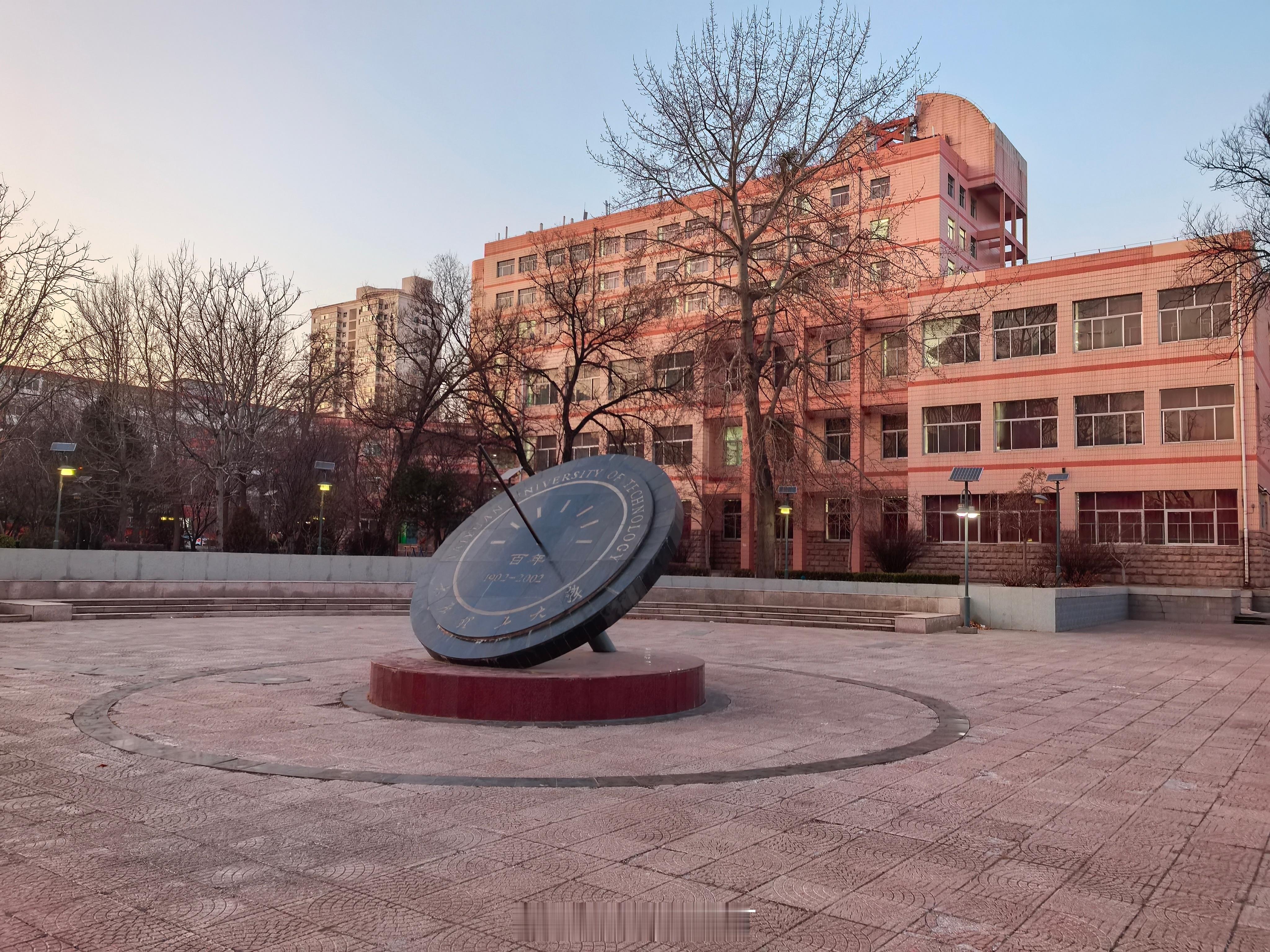 郑州后周太祖郭威墓垃圾遍地河南的文物古迹是真的多，历史上埋葬在这里的王侯将相不知
