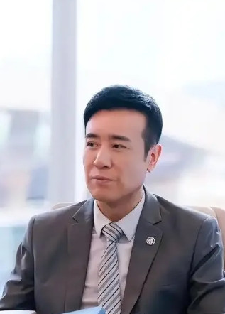 他三岁便痛失父亲，在艰难岁月里靠姐姐奶水长大。这份血浓于水的亲情，他始终铭记于心
